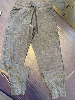 Women’s Lululemon Dark‎ Heather Gray Jogger Pants size 4 with pocket’s
